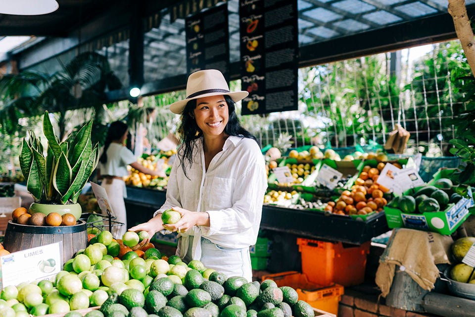 Sinh viên đang uống cà phê với một người bạn tại quán cà phê trong học xá. 